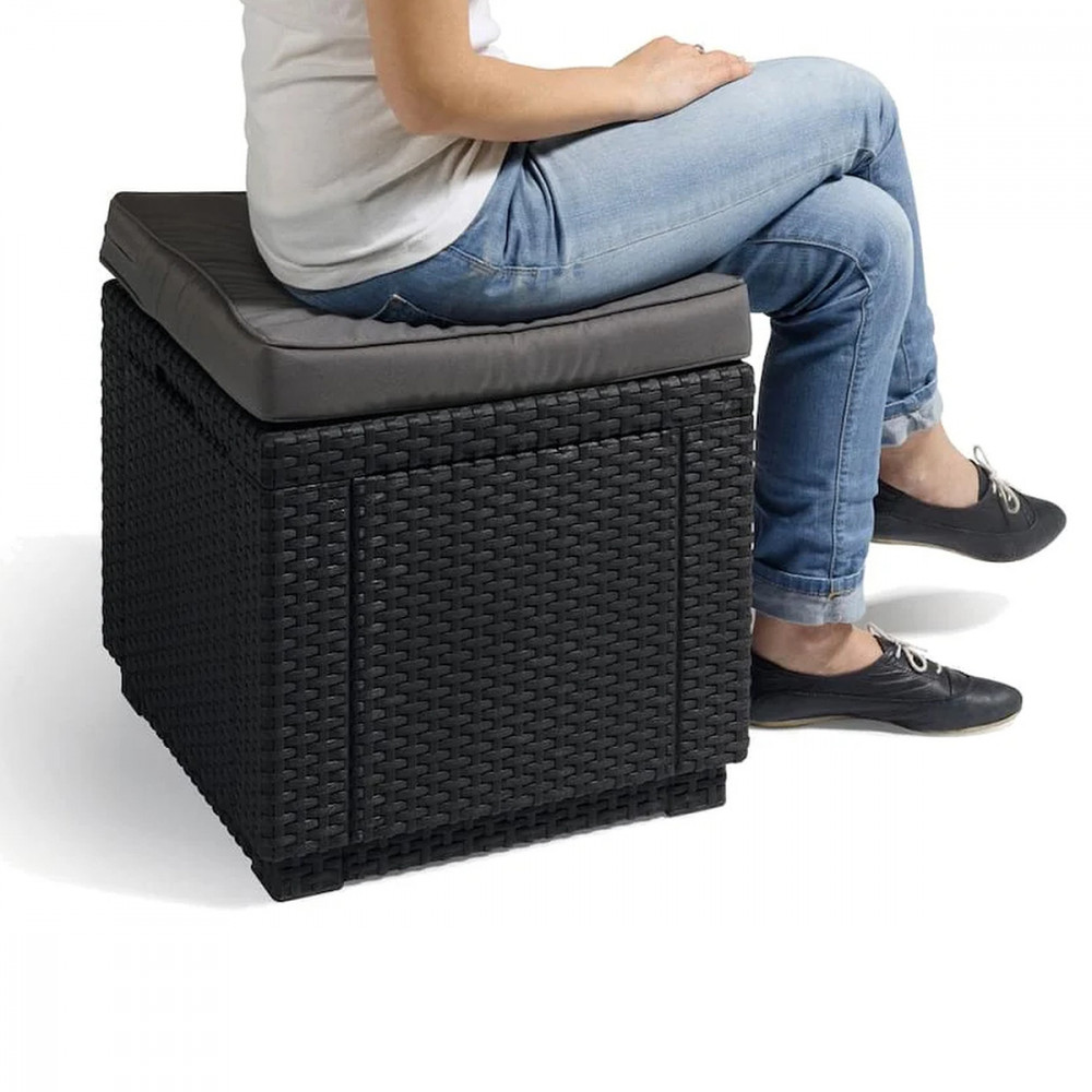Cube zsámoly, barna színben, meleg taupe párnával Cube zsámoly, barna színben, meleg taupe párnával